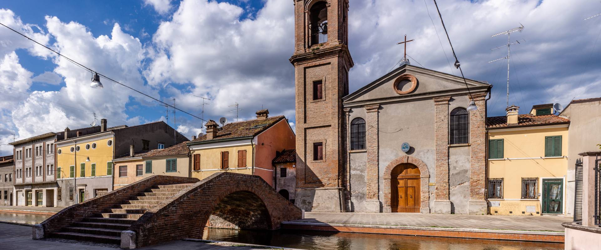 HgZEUF Centro storico di Comacchio - Ponte e Chiesa del Carmine foto di Vanni Lazzari